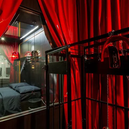 Отель для свиданий Avec Nuit Insolite Au Dandy Et Jacuzzi Privatise (adults Only) Париж