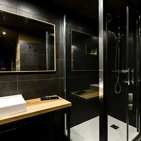 Отель для свиданий Avec Nuit Insolite Au Dandy Et Jacuzzi Privatise (adults Only) Париж